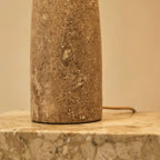 Lampa stołowa Isla z trawertynu z beżowym abażurem 63 cm