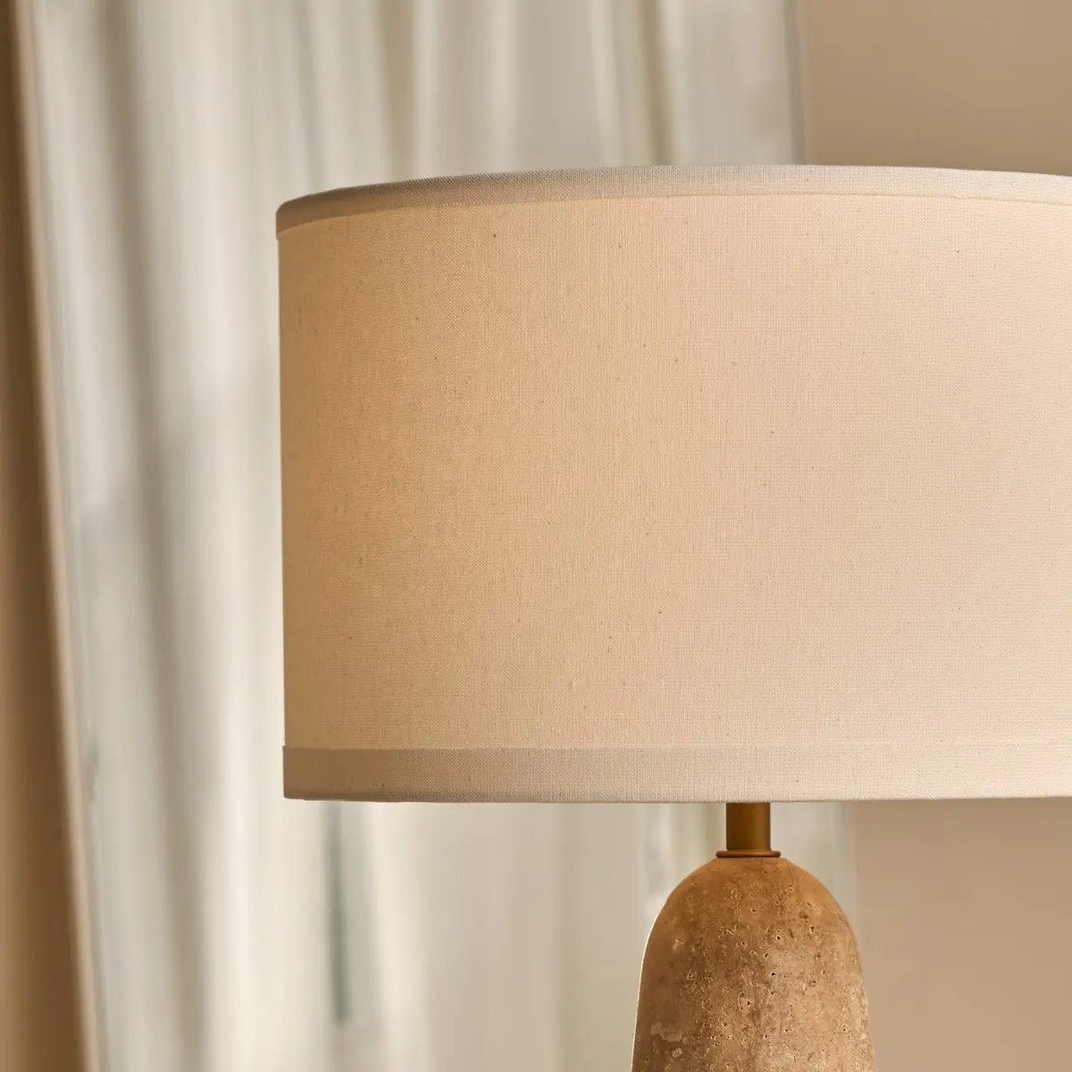 Lampa stołowa Isla z trawertynu z beżowym abażurem 63 cm