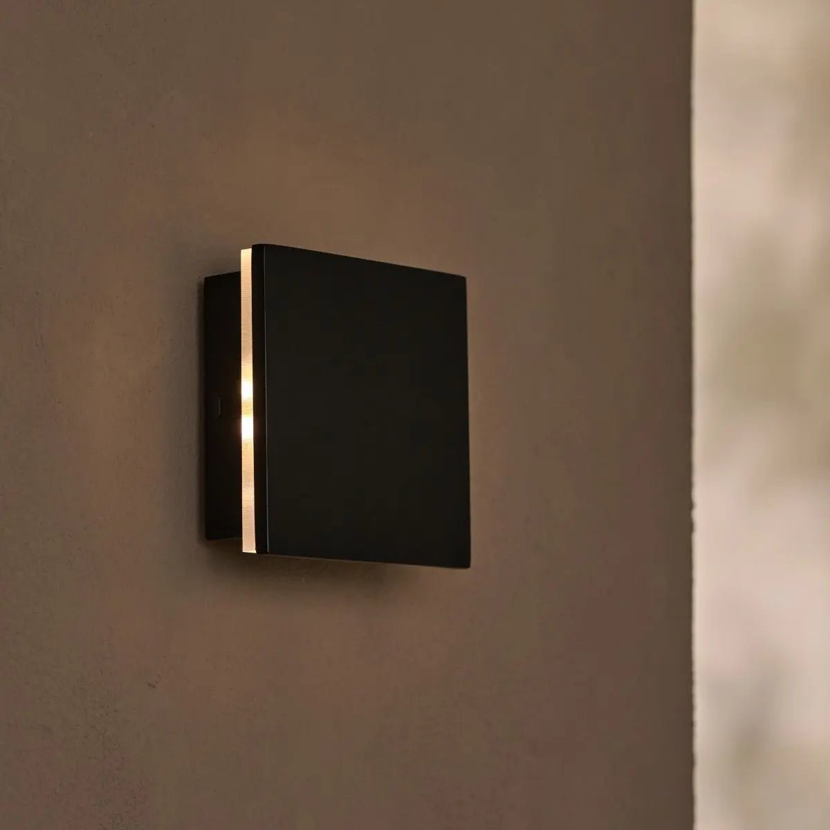 Kinkiet LED z drewna kauczukowego, czarny 14 × 14 cm