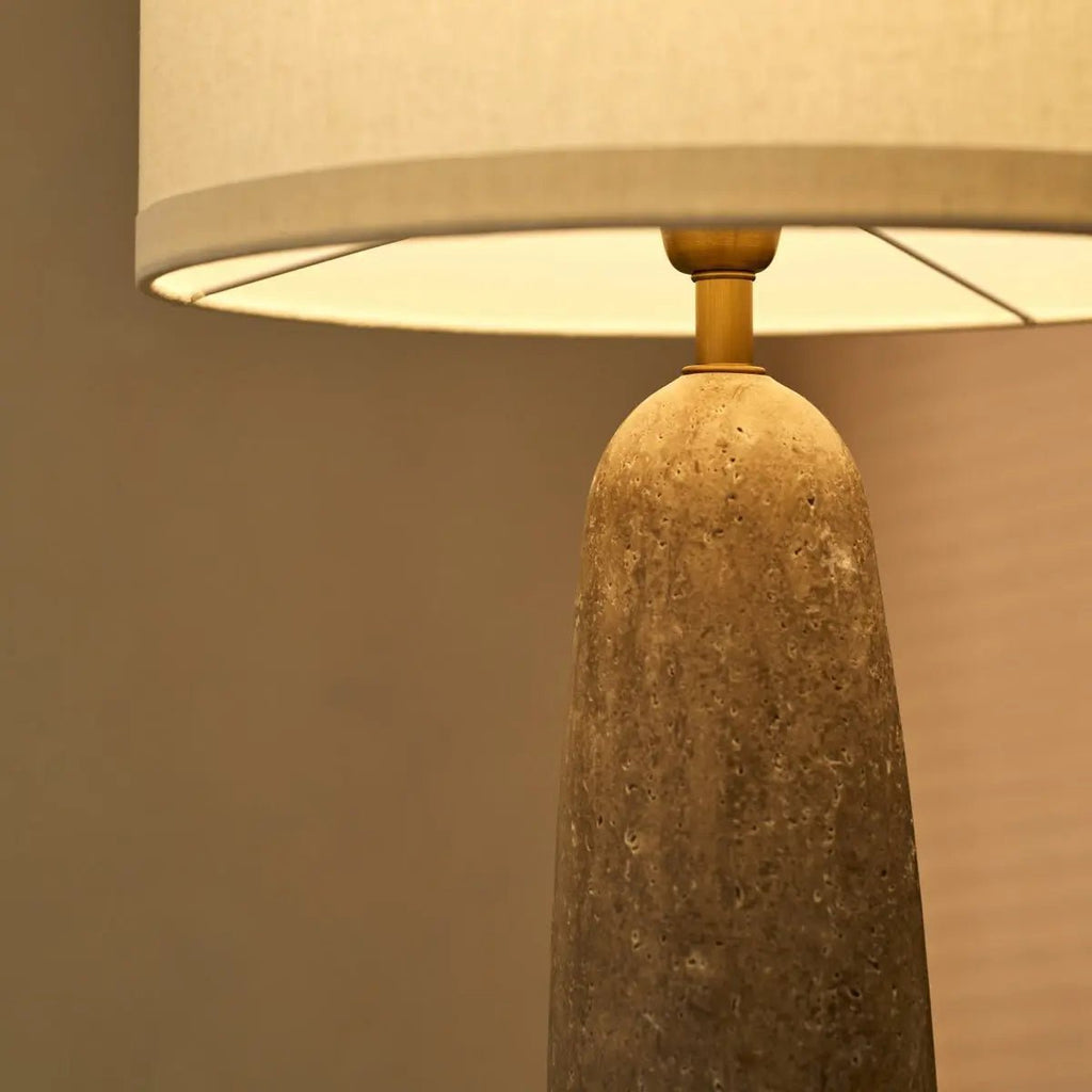 Lampa stołowa Isla z trawertynu z beżowym abażurem 63 cm