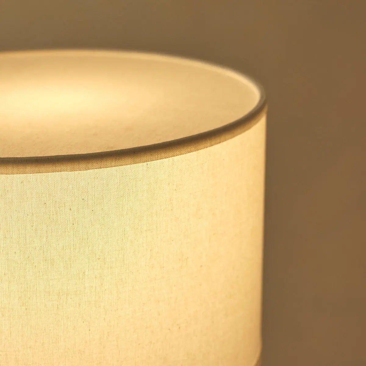 Lampa stołowa Isla z trawertynu z beżowym abażurem 63 cm