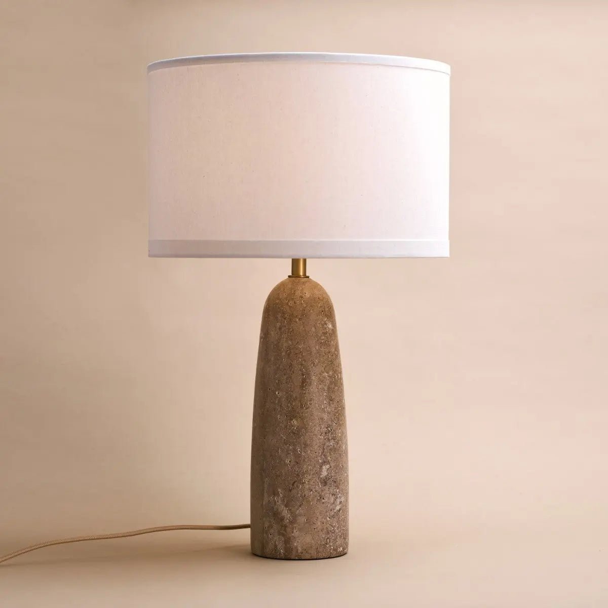 Lampa stołowa Isla z trawertynu z beżowym abażurem 63 cm
