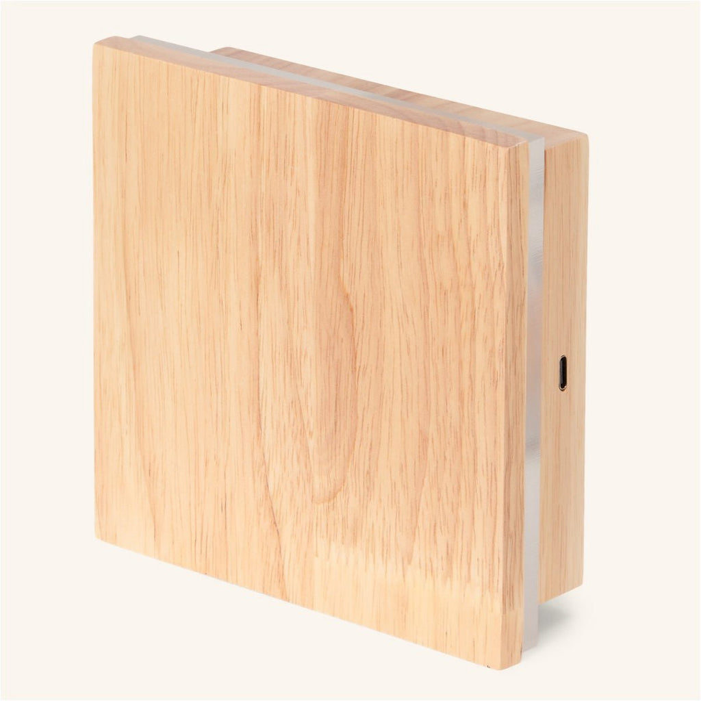 Bezprzewodowy kinkiet LED z drewna kauczukowego, 14 × 14 cm