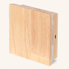 Bezprzewodowy kinkiet LED z drewna kauczukowego, 14 × 14 cm