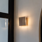 Bezprzewodowy kinkiet LED z drewna kauczukowego, 14 × 14 cm