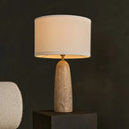 Lampa stołowa Isla z trawertynu z beżowym abażurem 63 cm