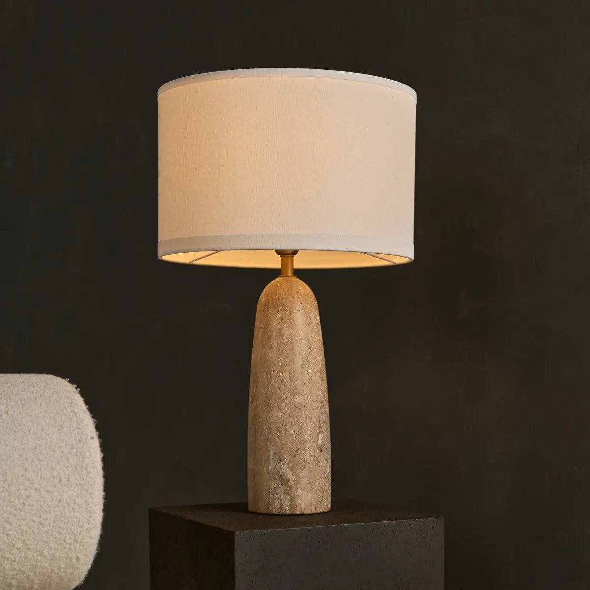 Lampa stołowa Isla z trawertynu z beżowym abażurem 63 cm