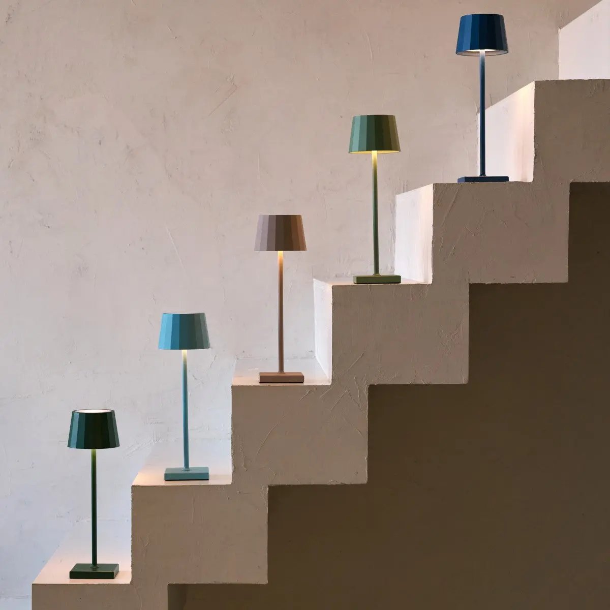 Bezprzewodowa lampa stołowa LED z akumulatorem i regulacją jasności 30 cm