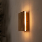 Bezprzewodowy kinkiet LED z drewna kauczukowego, 14 × 14 cm