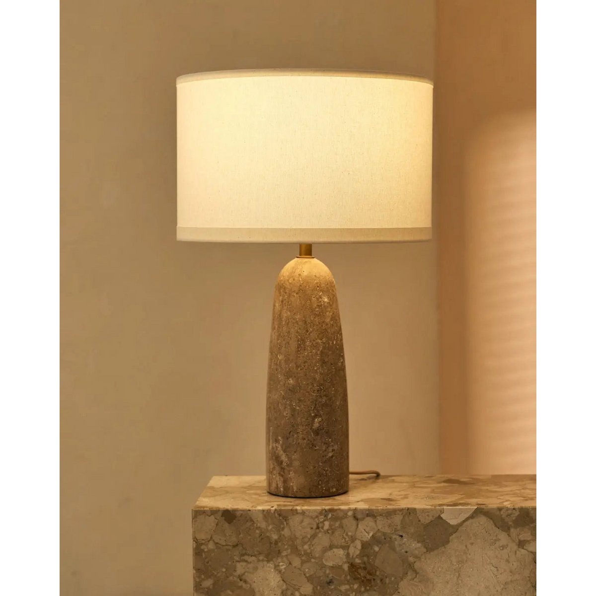 Lampa stołowa Isla z trawertynu z beżowym abażurem 63 cm
